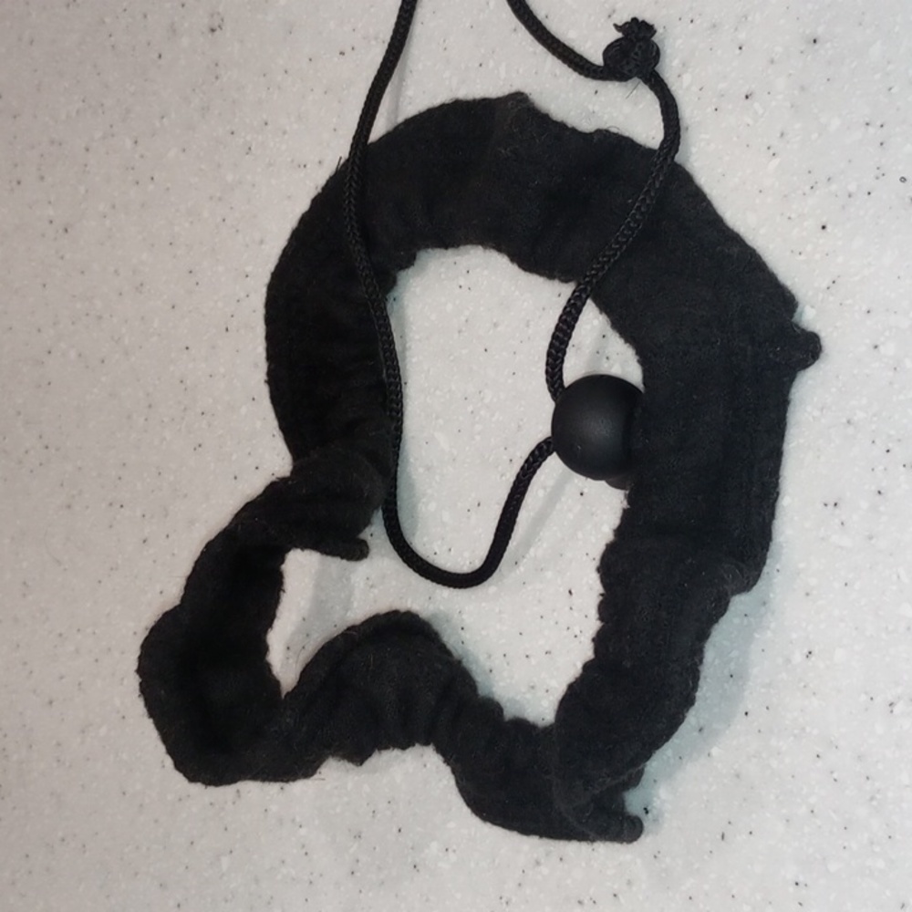 1 Black hair tie